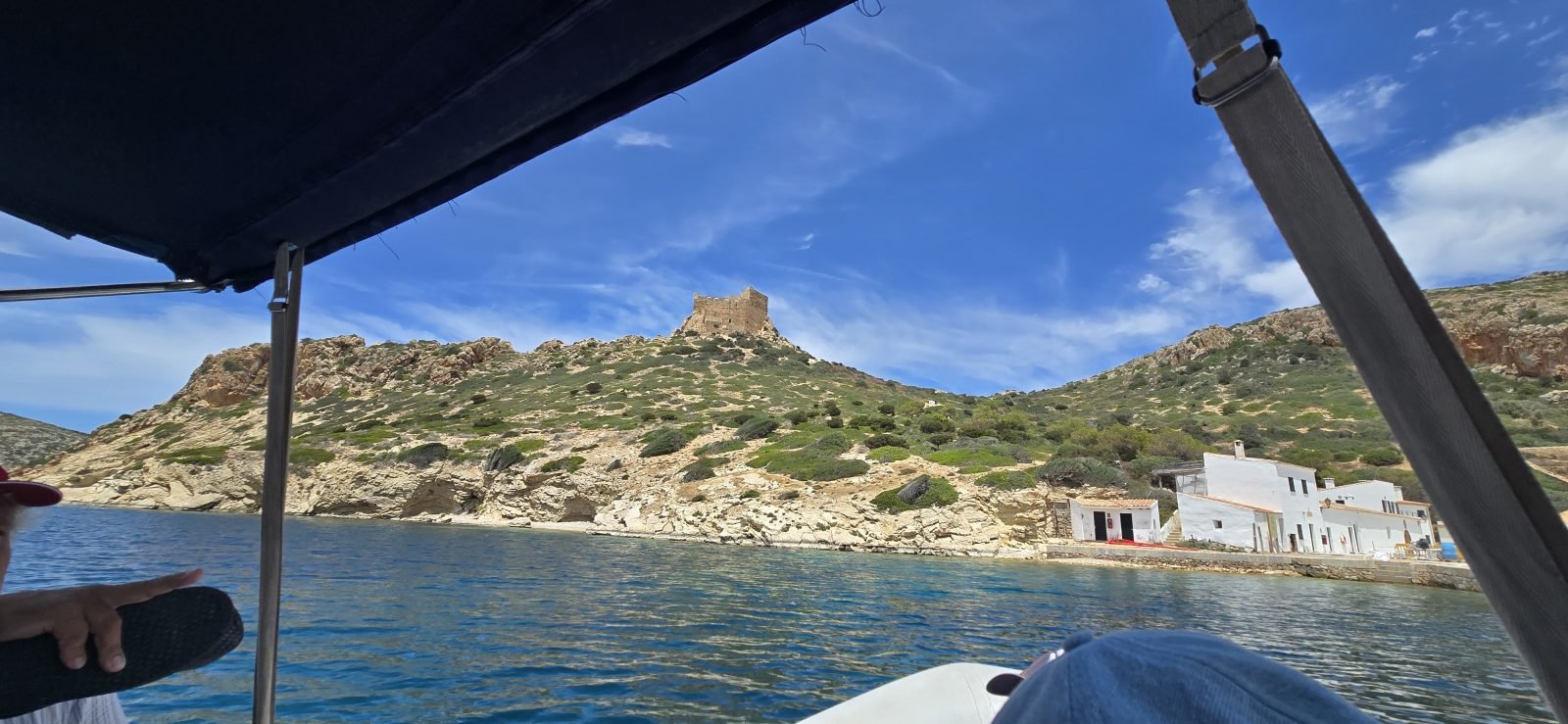 El castillo de Cabrera sobre la colina, visto desde el mar