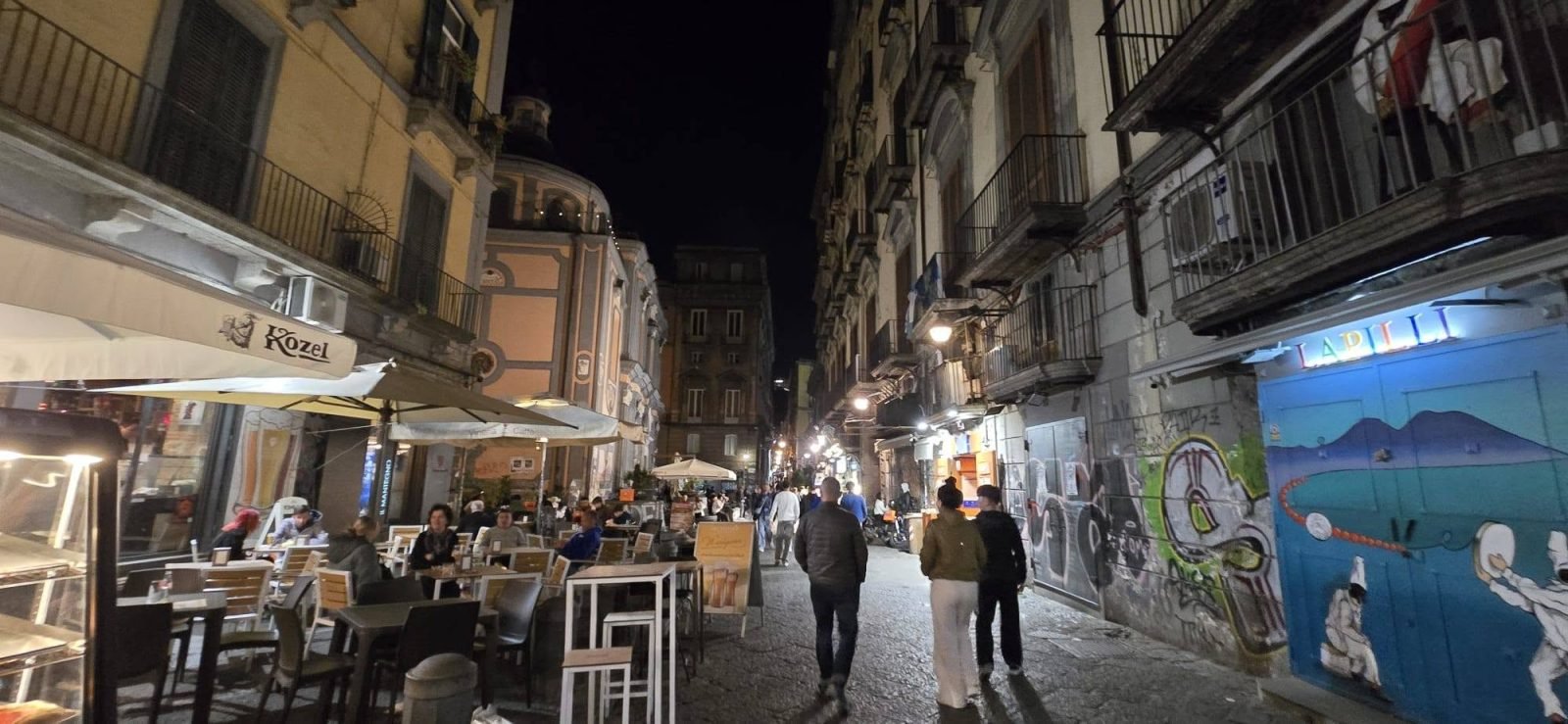 Calles de Nápoles de noche durante un viaje