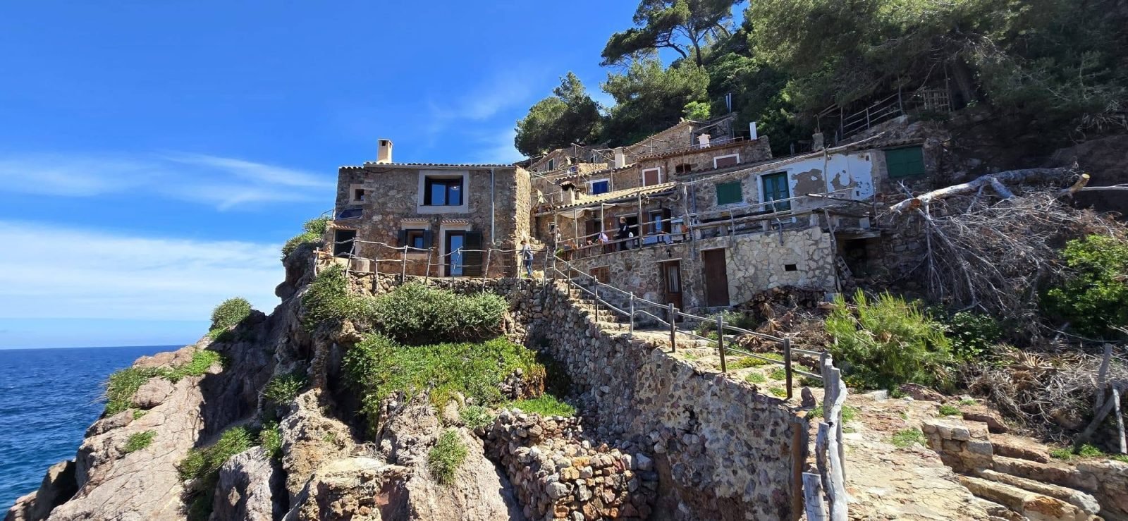 Casa de piedra asomada al mar
