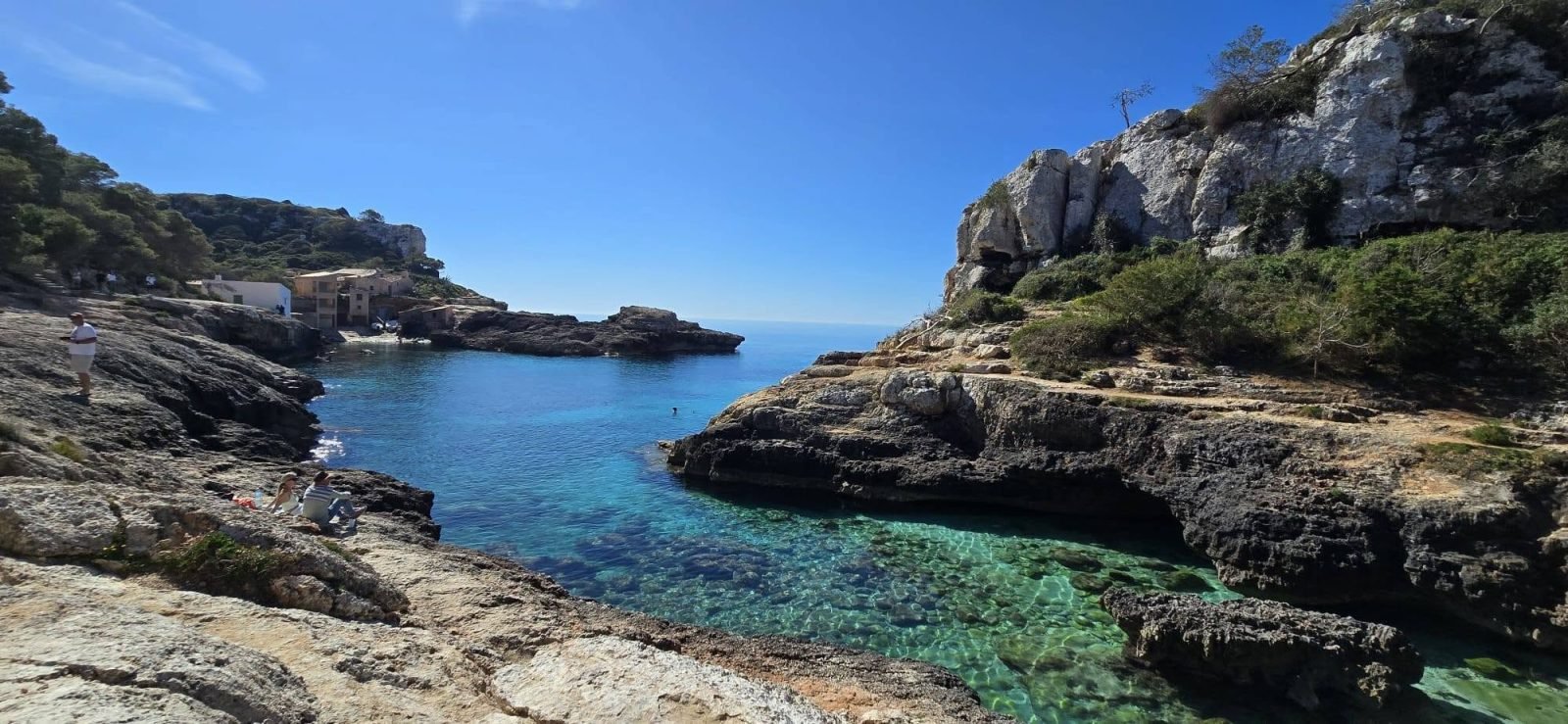 Cala de aguas cristalinas color turquesa