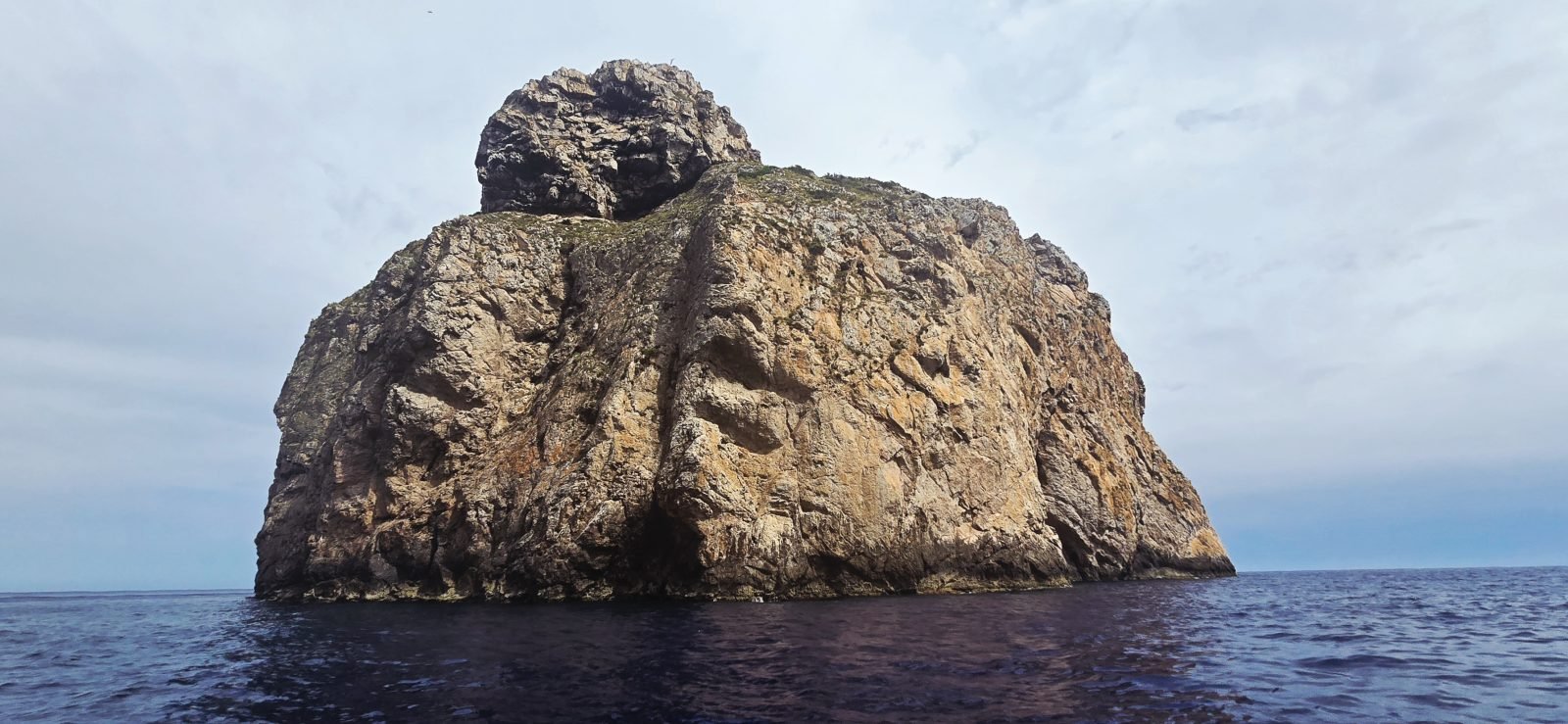 Formación rocosa emergiendo del mar en la costa de Santanyí, sureste de Mallorca